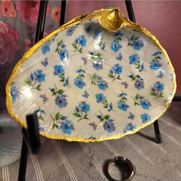 DECOUPAGE CLAM SHELL DECOUPAGE BLUE FLOWERS AND BUTTERFLIES 🦋 ON A CLAM SHELL - Picture 2 of 7